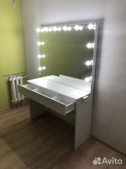 Гримерное зеркало с лампочками