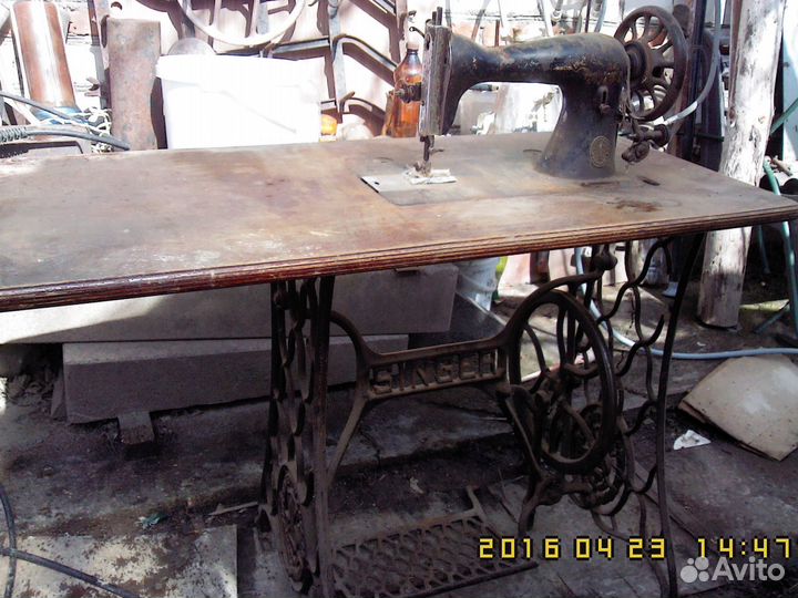Старинная швейная машина зингер