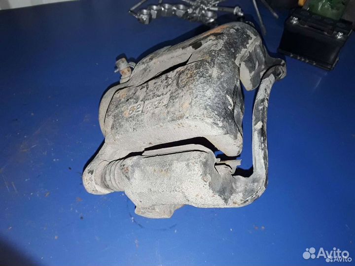 Суппорт левый Daewoo Nexia