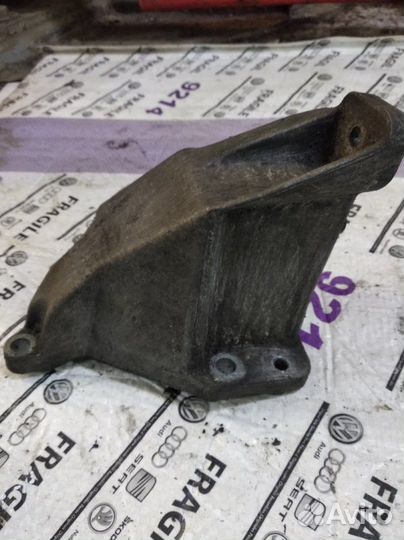 Кронштейн двигателя левый Audi A4 B5 1.8T AEB