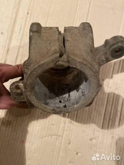 Кулак поворотный передний левый Volkswagen Passat