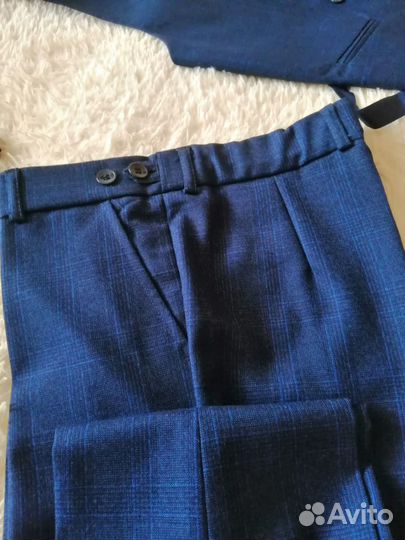 Костюм школьный (тройка), новый