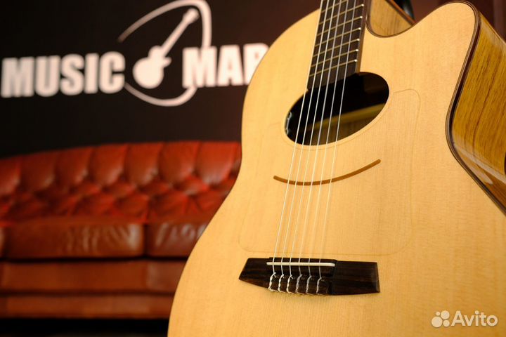 Классическая гитара со звукоснимателем Kremona (ко