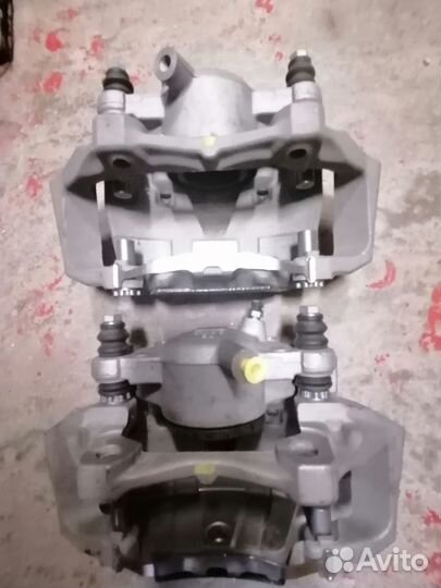 Суппорт передний A2044213181 mercedes