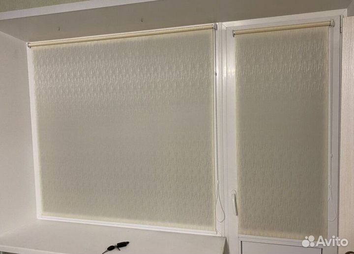 Рулонные шторы в коричневом коробе J2712