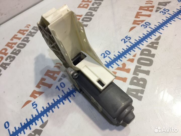 Моторчик стеклоподъемника передней левой двери