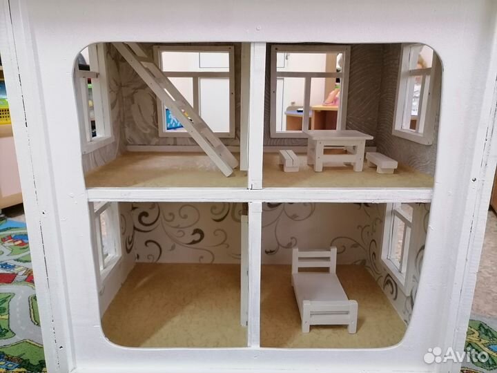 Большой деревянный кукольный домик с мебелью