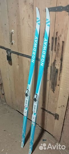 Лыжные ботинки и лыжи