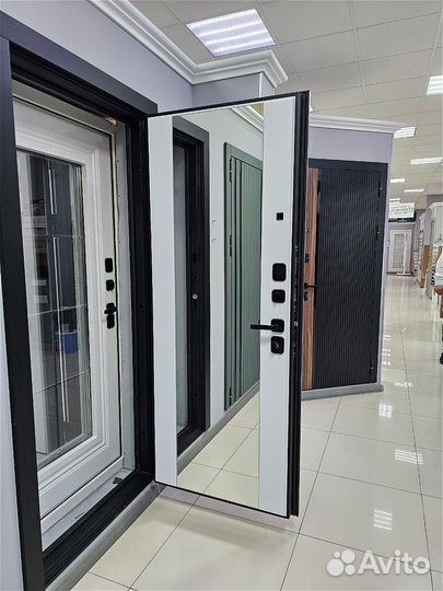 Дверь входная с зеркалом