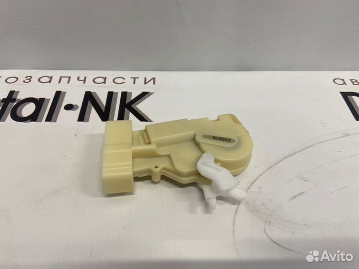 Замок двери передний левый Toyota Harrier ACU10