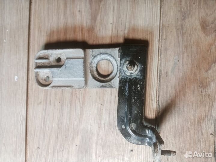 Кронштейн масляного радиатора левый Chevrolet Cruz