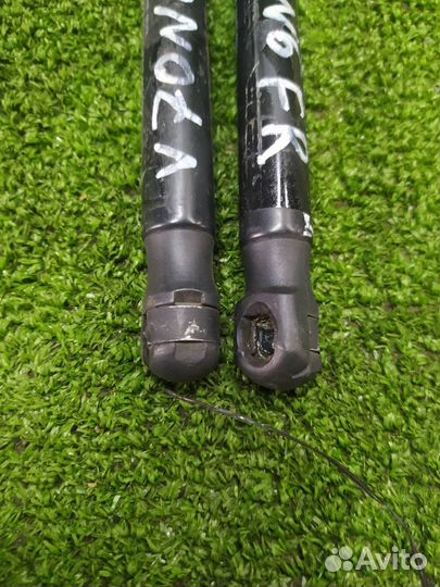 Амортизатор капота Volvo V70