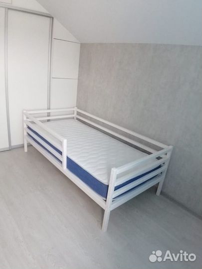 Кровать детская подростковая из массива