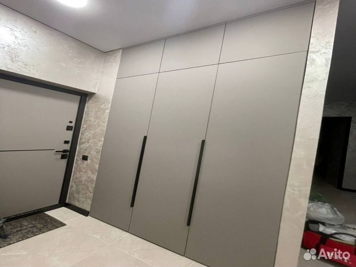 Шкаф в нишу встроенный