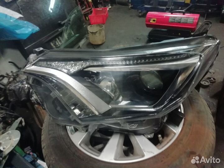 Фара левая Toyota Rav4 с 2015 года галоген