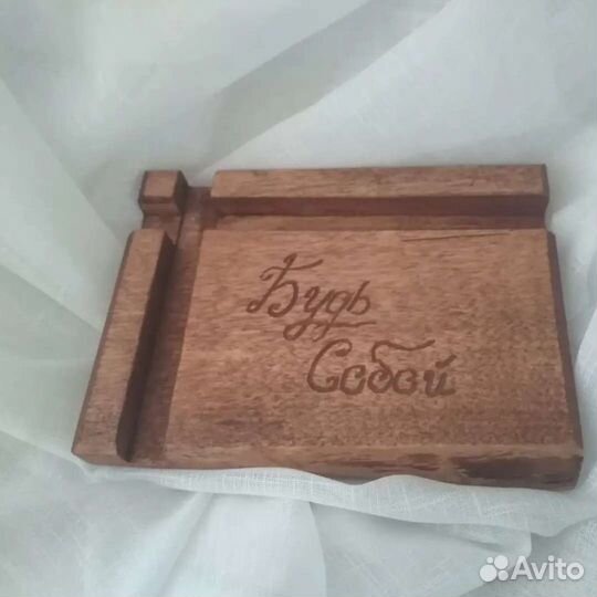 Подставка под телефон из дерева