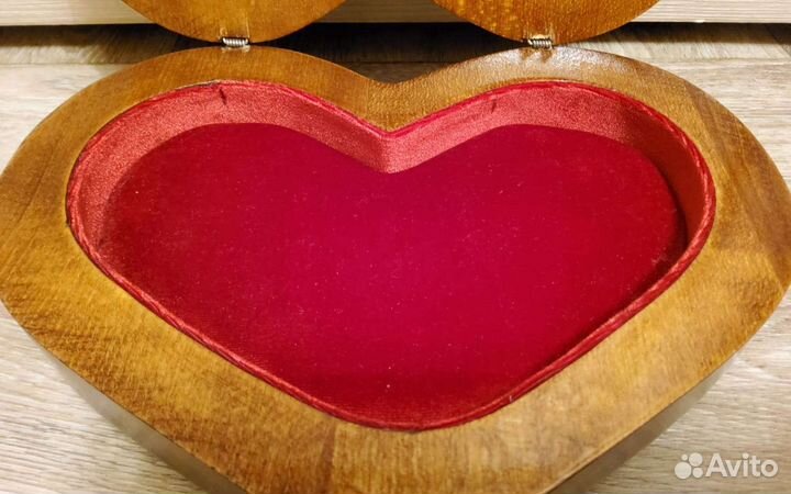 Девянная шкатулка в виде сердца