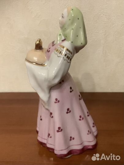 Статуэтка девушка с караваем. Дулево 1955 г