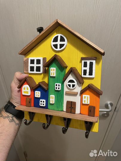 Ключница с деревянными домиками