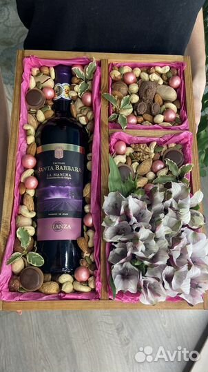 Корзина с цветами и шоколадом