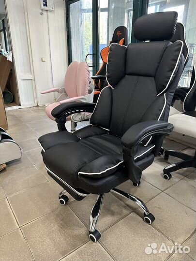 Компьютерное кресло с подголовником