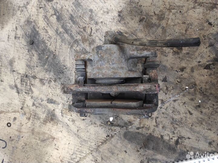 Суппорт правый передний Toyota RAV4