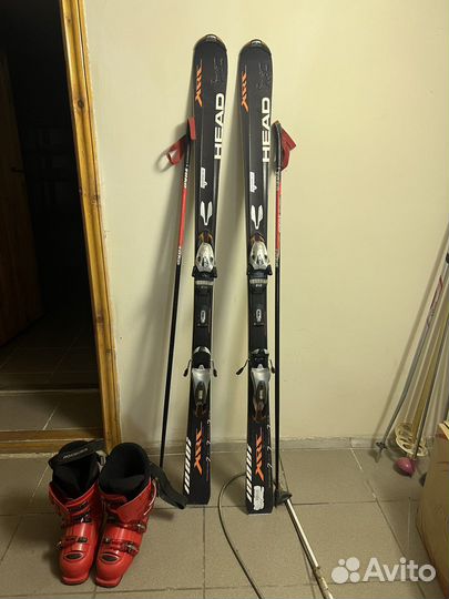 Горные лыжи и ботинки с палками