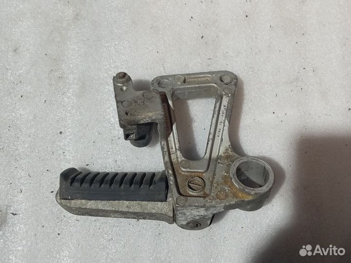 Подножка левая задняя Kawasaki GPZ400