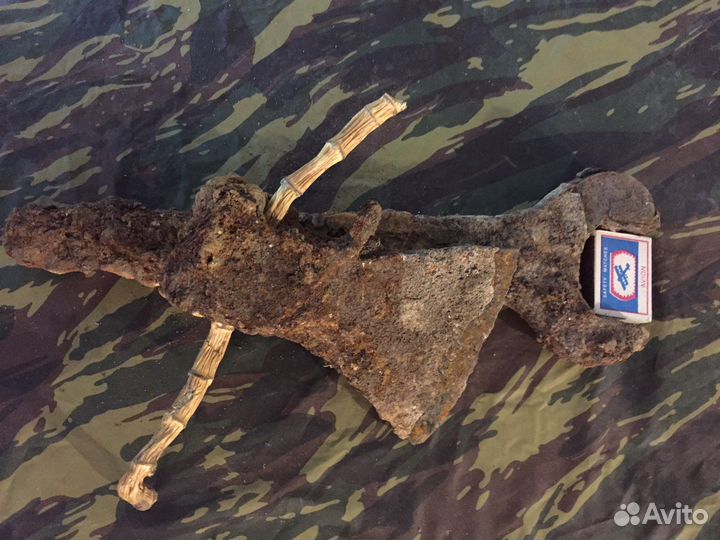 Старинный топор и ключ