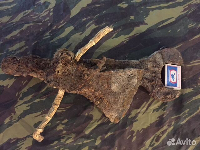 Старинный топор и ключ