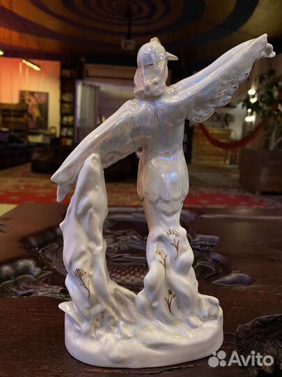 Фарфоровая статуэтка 