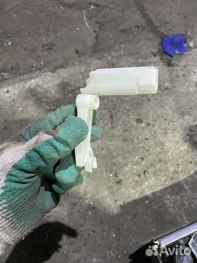 Лапка на отражатель фары для Апти carisma