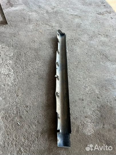 Накладка на порог наружная левая Nissan Tiida С11