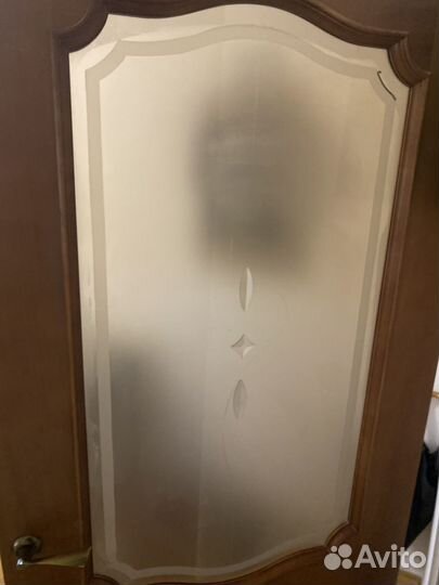 Дверь из красного дерева