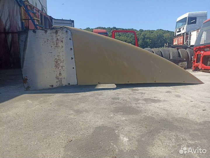 Спойлер кабины верхний Volvo (Вольво)