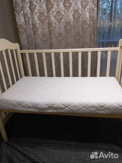 Детская кроватка с маятником