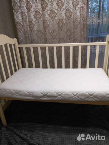 Детская кроватка с маятником