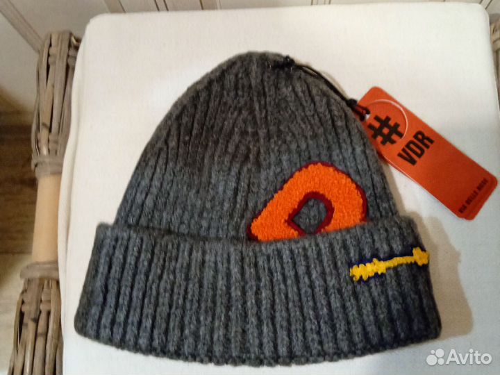 Женская шапка VDR