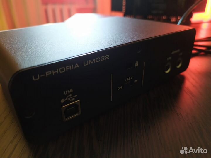 Внешняя звуковая карта USB Behringer UMC22