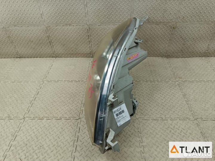 Фара передняя правая toyota isis