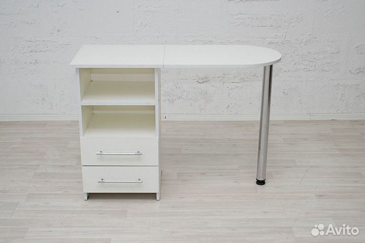 Маникюрный стол