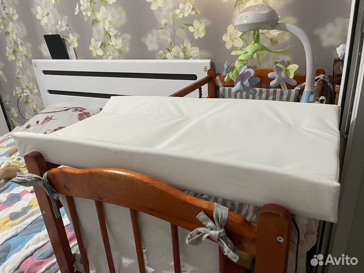 Пеленальный столик на кроватку