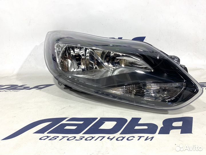 Фара Ford Focus 3 правая черная