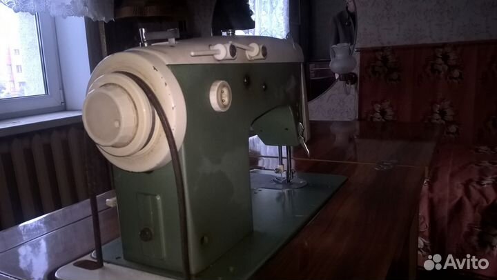 Электрическая швейная машинка Veritas со столом