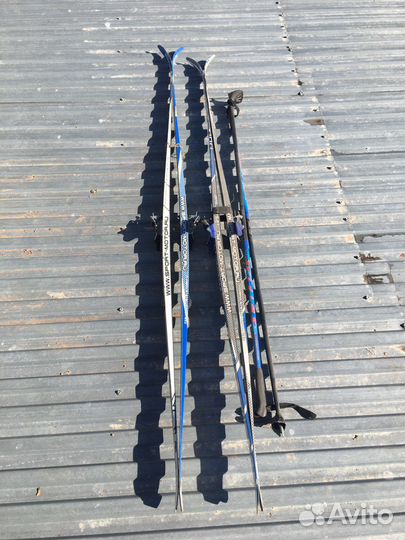 Лыжные ботинки и лыжи