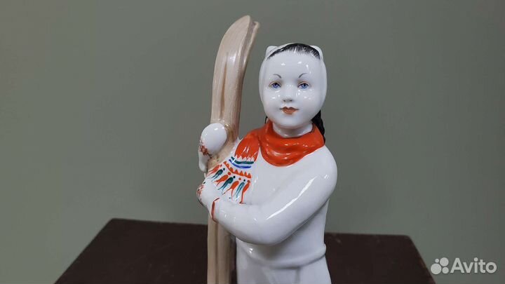 Статуэтка фарфор лыжница лфз 1957 год оригинал