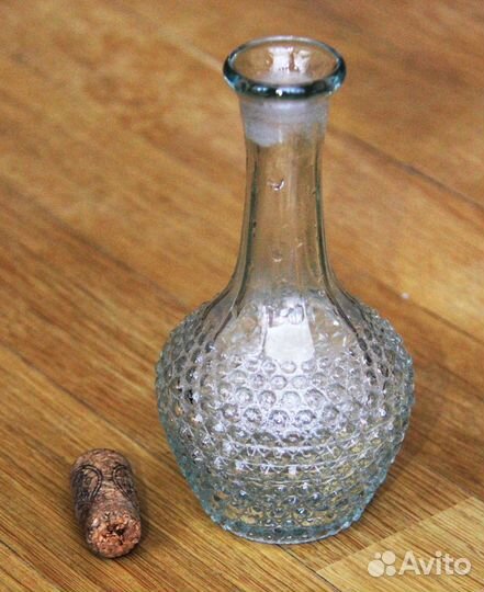 Стеклянный штоф и зелёный стакан советских времён