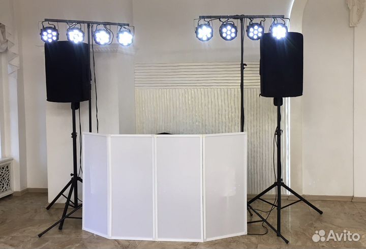 Диджей с аппаратурой