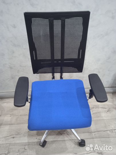 Офисное кресло