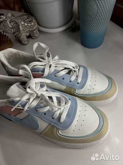 Кроссовки женские